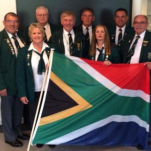 Die Suid-Afrikaners tydens die WÃªreld Presisie Vlieg Kampioenskap, met agter vlnr Frank Eckard (vlieÃ«nier), Deon van den Berg (Jurielid), Hans Schwebel (vlieÃ«nier en spankaptein), Mauritz du Plessis (vlieÃ«nier), Jacques Jacobs (Internasionale beoordelaar) en Ron Stirk (vlieÃ«nier). Voor vlnr Arddyn Moolman (Internasionale beoordelaar) en Cally Eckard (spanbestuurder)